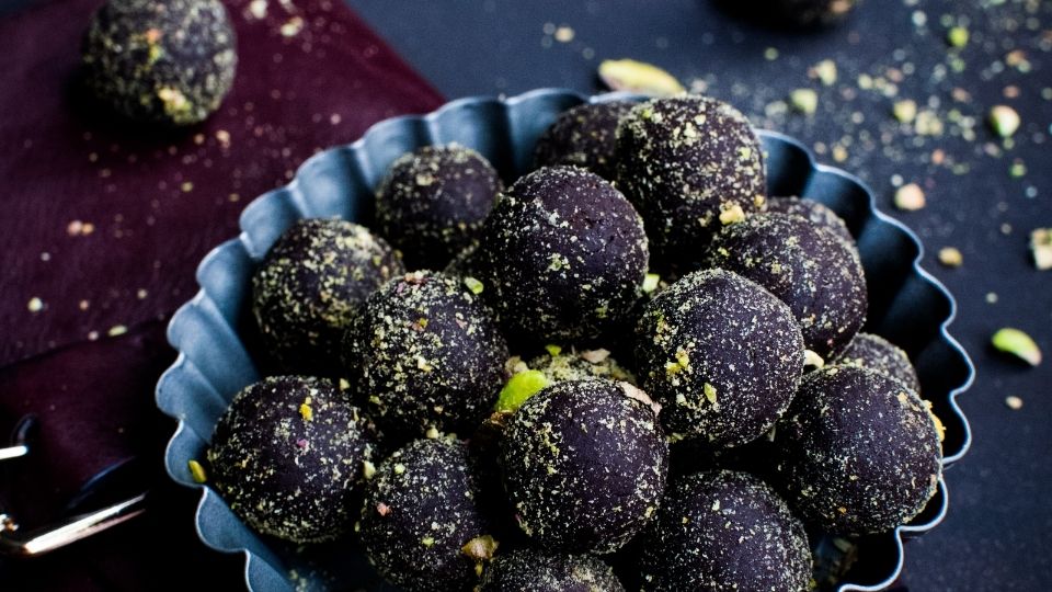 chocolate-fruit-and-nut-balls